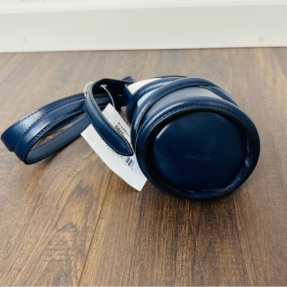 Alexander McQueen Micro Curve Leather Bucket Bag - Picture 10 of 13